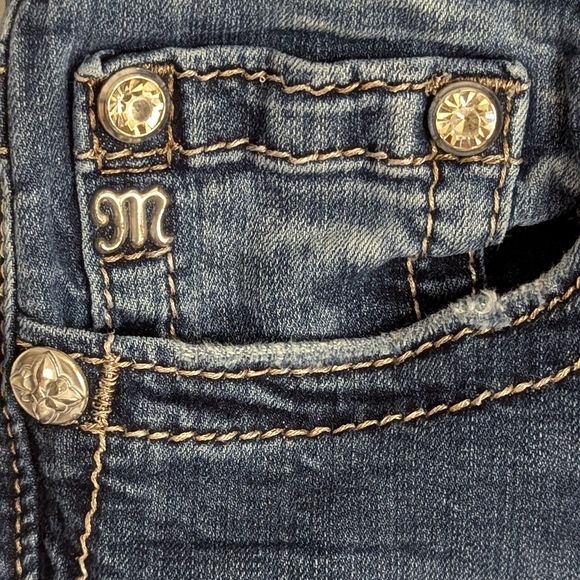 Miss Me Curvy Crop Jeans Bling Distressed Sz  31 (12-14) Lots Of Stretch - Picture 3 of 11